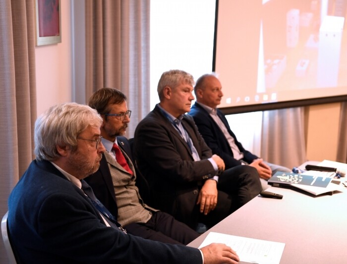 7b7c7794e961c7d64c8d9e0de744e6e1_resized_800_800_auto_100