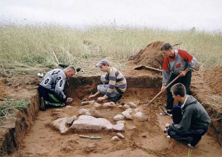 Kolejne etapy odsłaniania grobu skrzynkowego