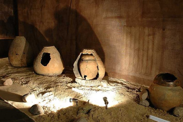 Pochówki podkloszowe - rekonstrukcja dla celów wystawy Dawno, dawno temu