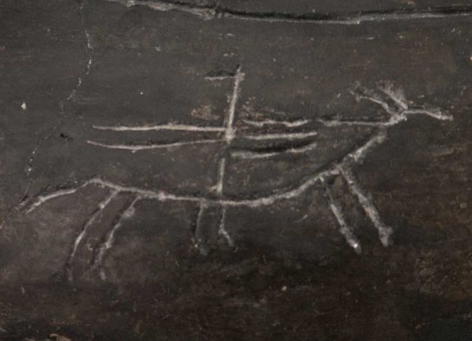 Ryty ornament na popielnicy twarzowej przedstawiający jazdę na koniu