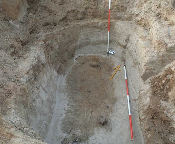 Grób szkieletowy w trakcie eksploracji