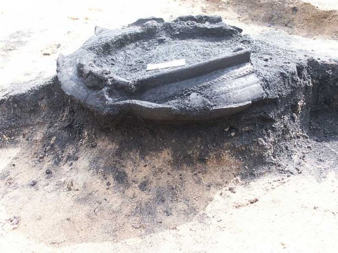 Grób popielnicowy gockiego wojownika w trakcie eksploracji