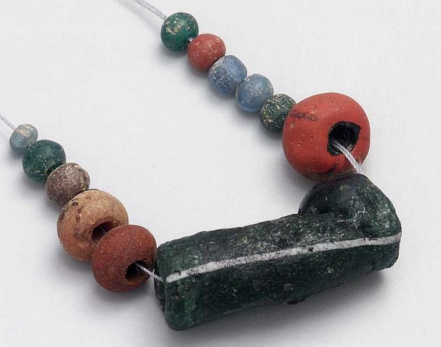 Kolia z paciorków szklanych i bursztynowych