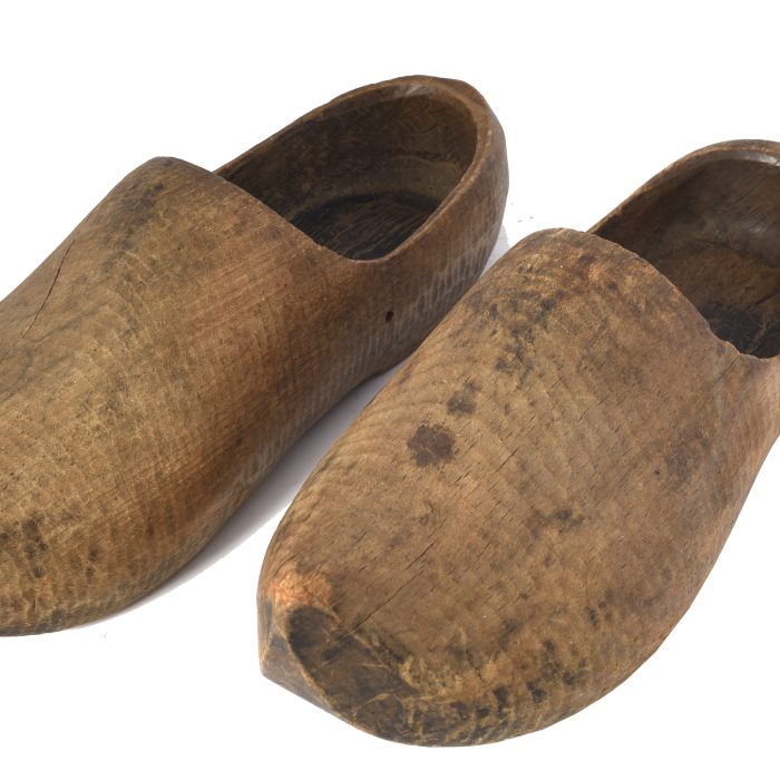 Drewniane chodaki pracownicze