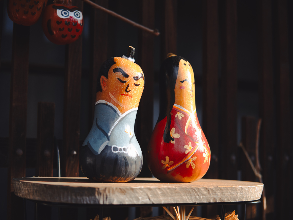 Bawią i chronią, czyli o tradycyjnych zabawkach w kulturze japońskiej – wykład